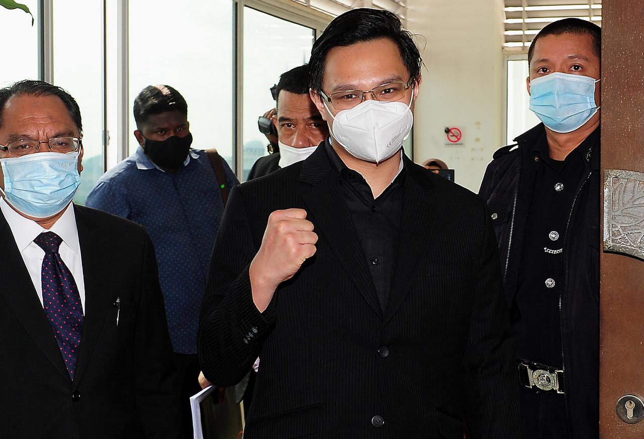 Bekas Setiausaha Sulit Kanan Kementerian Pelancongan, Seni dan Budaya, Mohd Saifullah Mohd Minggu @ Mohd Hashim, 29, (dua, kanan) hadir di Mahkamah Sesyen Shah Alam hari ini, atas enam pertuduhan meminta dan menerima rasuah berjumlah RM106,500.Hakim Rozilah Salleh membenarkan kesemua kes berkenaan dipindahkan ke Mahkamah Sesyen Kuala Lumpur pada 23 Sept ini. Gambar: Bernama