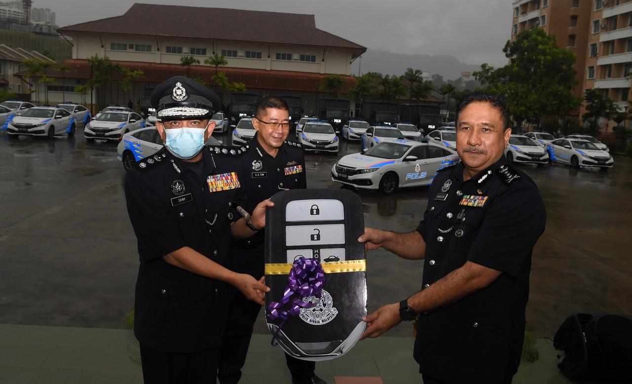 Ketua Polis Pulau Pinang Sahabudin Abd Manan (kanan) menyampaikan replika kunci kereta peronda (MPV) Honda Civic 1.8s kepada Ketua Polis Daerah Seberang Perai Utara, ACP Noorzainy Mohd Noor pada majlis penyerahan MPV Honda Civic 1.8s dan lori Hino yang baharu di Polis Marin Wilayah 1, Batu Uban hari ini.Kontinjen Polis Pulau Pinang menerima sebanyak 26 buah kereta Honda Civic dan tujuh buah lori Hino baharu. Gambar: Bernama