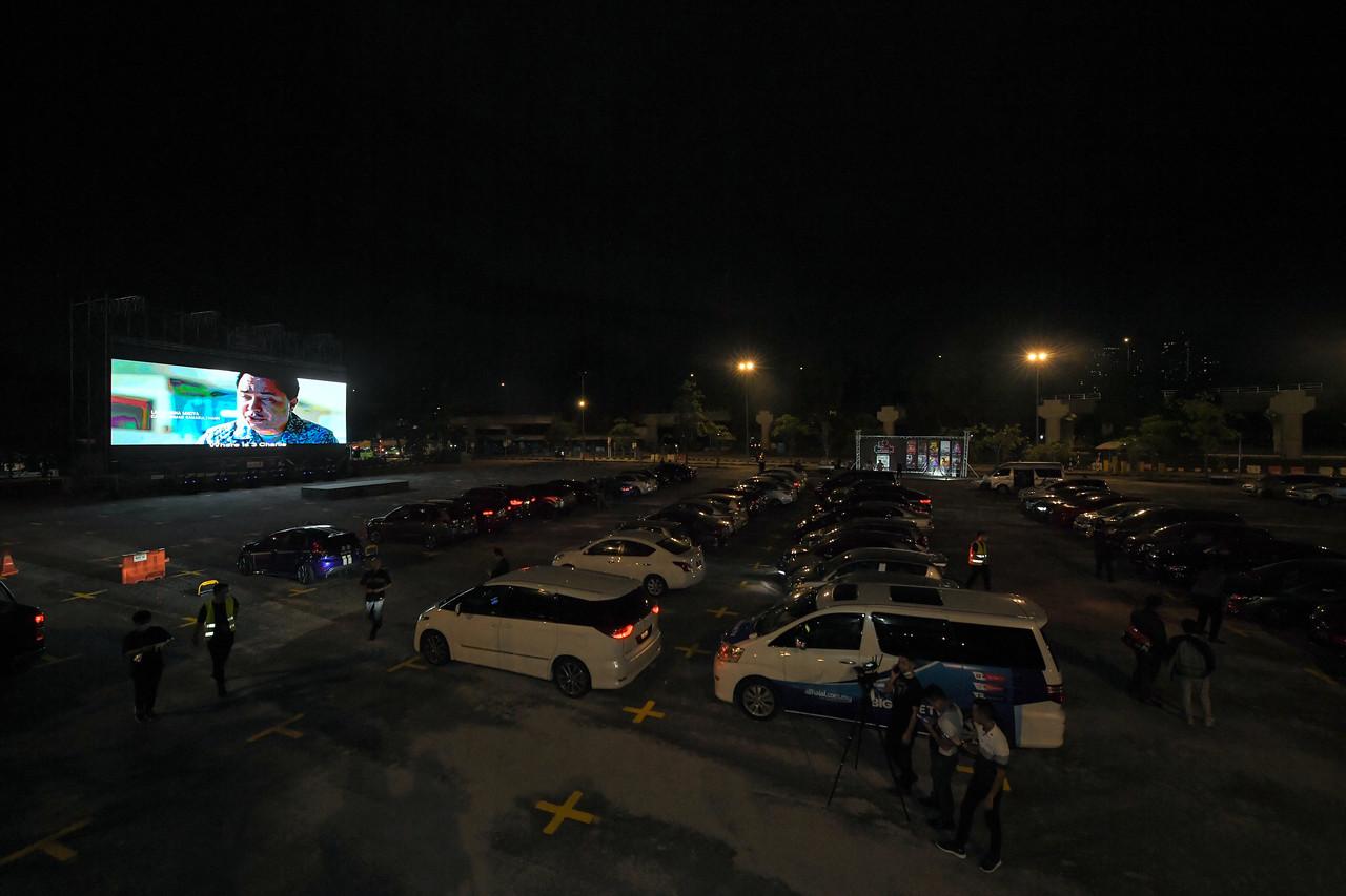 Antara pengunjung yang hadir menonton pada perasmian Cinedrive (Drive In Cinema) di One Utama, Kuala Lumpur malam ini. Gambar: Bernama