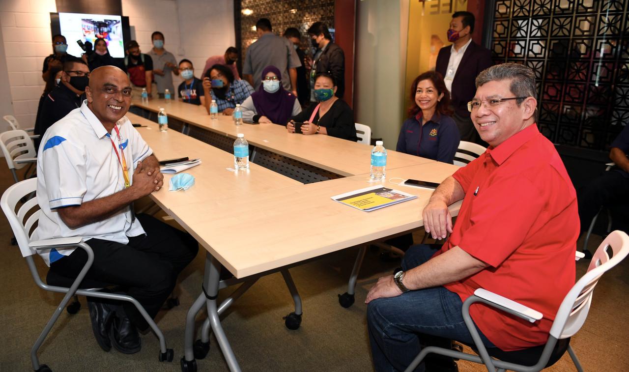 Menteri Komunikasi dan Multimedia Saifuddin Abdullah (kanan) mengadakan perjumpaan dengan Persatuan Wartawan Sabah (SJA) ketika hadir merasmikan Media Lounge Pilihan Raya Umum Dewan Undangan Negeri Sabah di City Lounge Riverson Walk Sabah hari ini.Turut hadir, Ketua Setiausaha KKMM Suriani Ahmad (dua, kanan) dan Presiden Persatuan SJA Muguntan Vanar (kiri). Gambar: Bernama