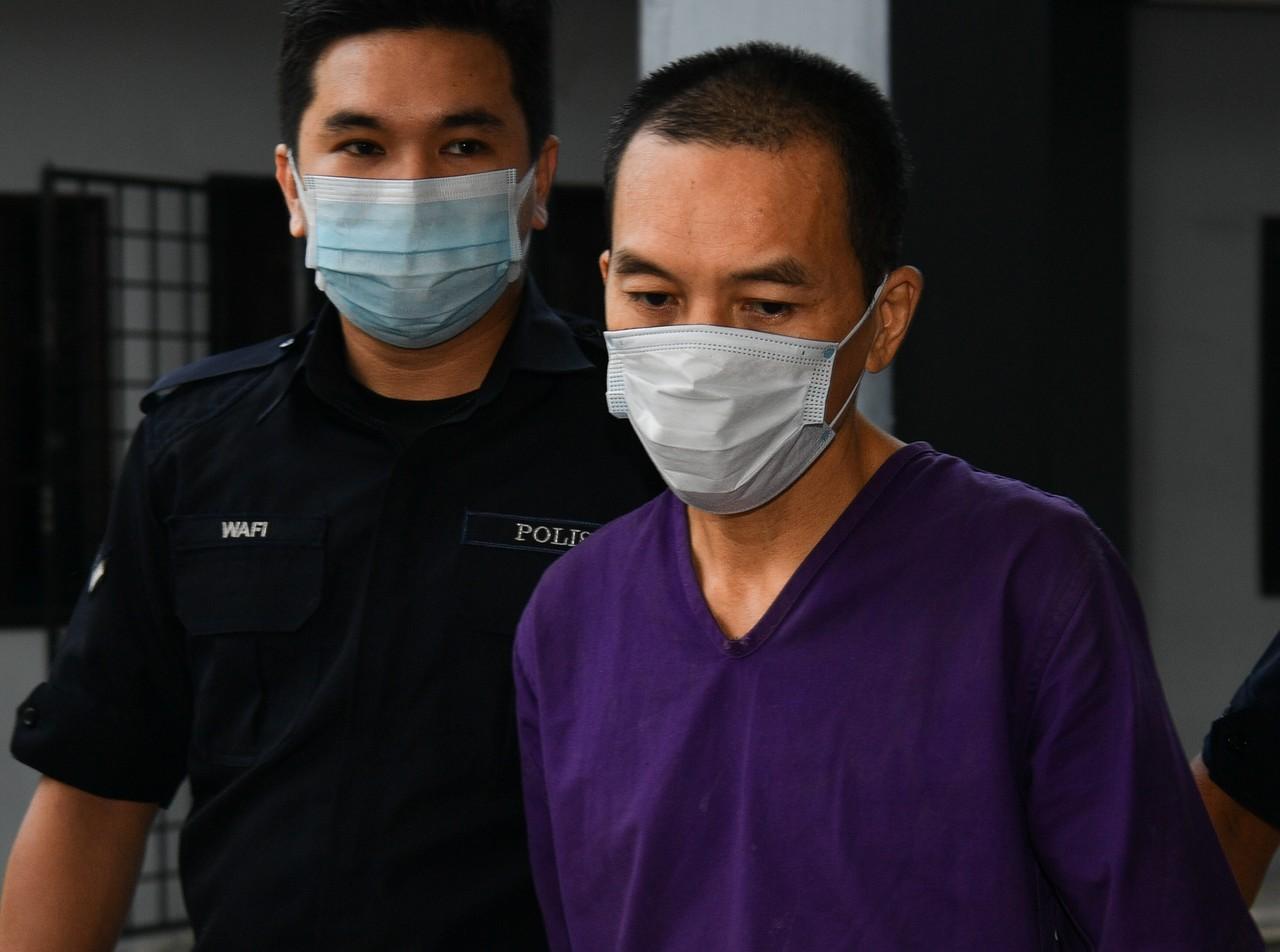 Penganggur Pang Kar Foong (kanan) dihadapkan ke Mahkamah Majistret Ipoh hari ini atas pertuduhan membunuh bapa kandungnya, di sebuah rumah di Jalan Besar K/B Gunung Rapat dua minggu lalu. Gambar: Bernama