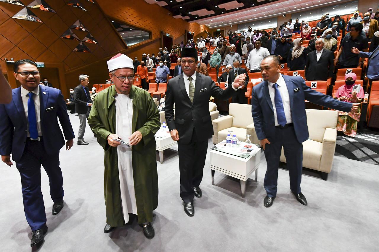 Menteri di Jabatan Perdana Menteri Zulkifli Mohamad Al-Bakri (dua, kiri) diiringi Ketua Pengarah Jabatan Wakaf, Zakat dan Haji Ruslan Said (dua, kanan) semasa majlis perasmian Seminar Penipuan Umrah kepada Agensi Pengelola Umrah di Kompleks Islam Putrajaya hari ini. Gambar: Bernama