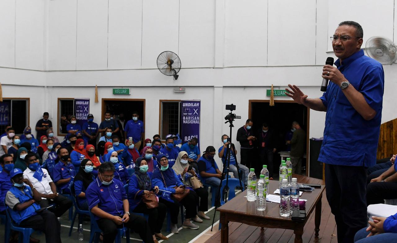 Hishammuddin Hussein dilantik sebagai bendahari BN yang baru.