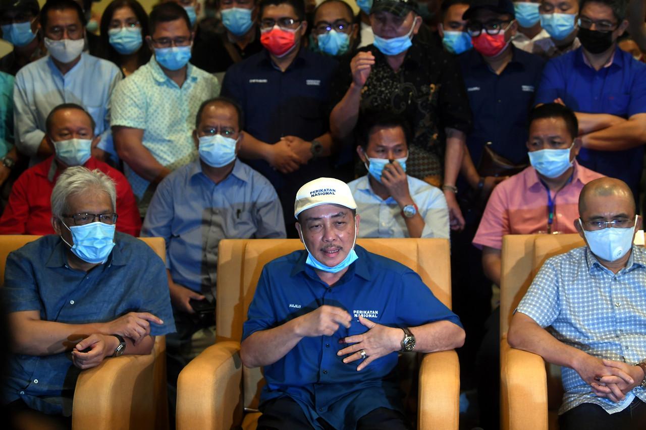 Ketua Badan Pimpinan Bersatu Sabah Hajiji Noor (duduk, tengah) bersama Setiausaha Agung PN Hamzah Zainuddin (duduk, kiri) pada sidang media selepas keputusan semasa Pilihan Raya Negeri Sabah di Kota Kinabalu. Gambar: Bernama