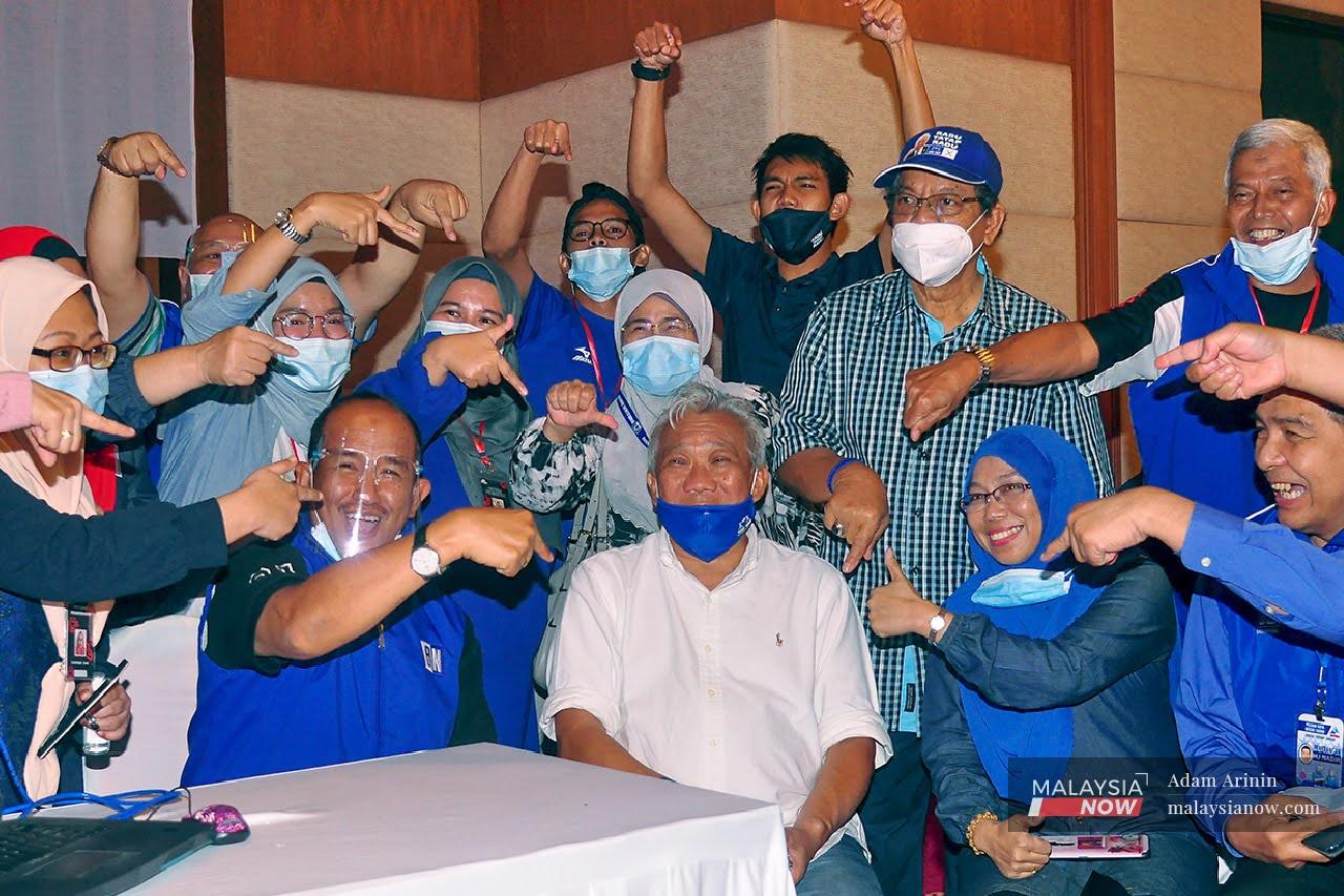 Pengerusi Barisan Nasional (BN) Sabah, Bung Moktar Radin bergambar bersama jentera parti BN di Bangunan UMNO Sabah.