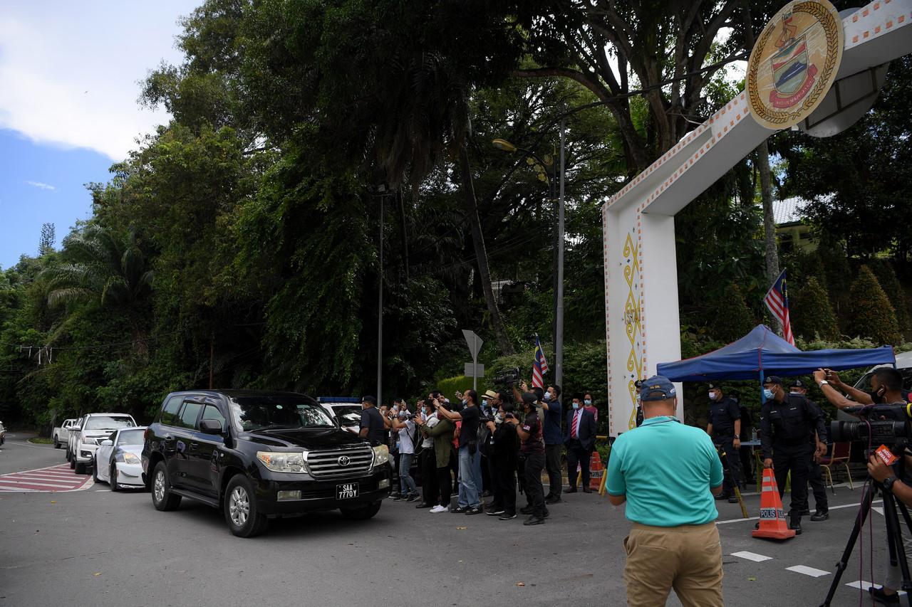 Kelihatan kereta Pengerusi BN Sabah Bung Moktar Radin dan Pengerusi PN Sabah Hajiji Noor memasuki Istana Negeri Sabah yang dikawal ketat anggota polis kerana dijangka berlaku istiadat angkat sumpah jawatan Ketua Menteri Sabah ke-16 di hadapan Yang Dipertua Negeri Sabah, Juhar Mahiruddin hari ini. Gambar: Bernama