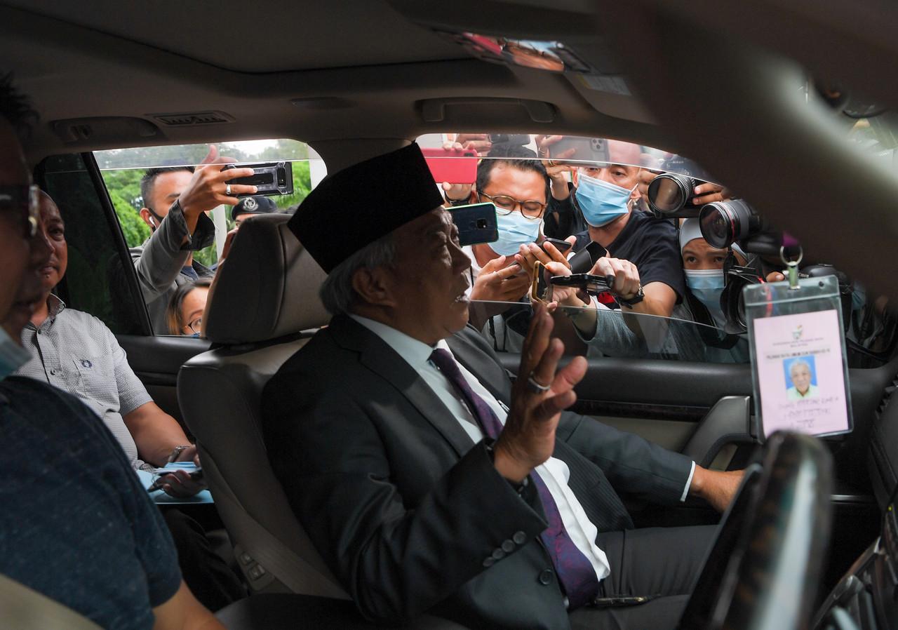 Pengerusi Barisan Nasional (BN) Sabah Bung Moktar Radin ditemui pemberita ketika meninggalkan pekarangan Istana Negeri selepas mengadakan pertemuan selama lebih sejam dengan Yang Dipertua Negeri Sabah Juhar Mahiruddin di Istana Negeri pada 27 Sept, 2020. Gambar: Bernama.