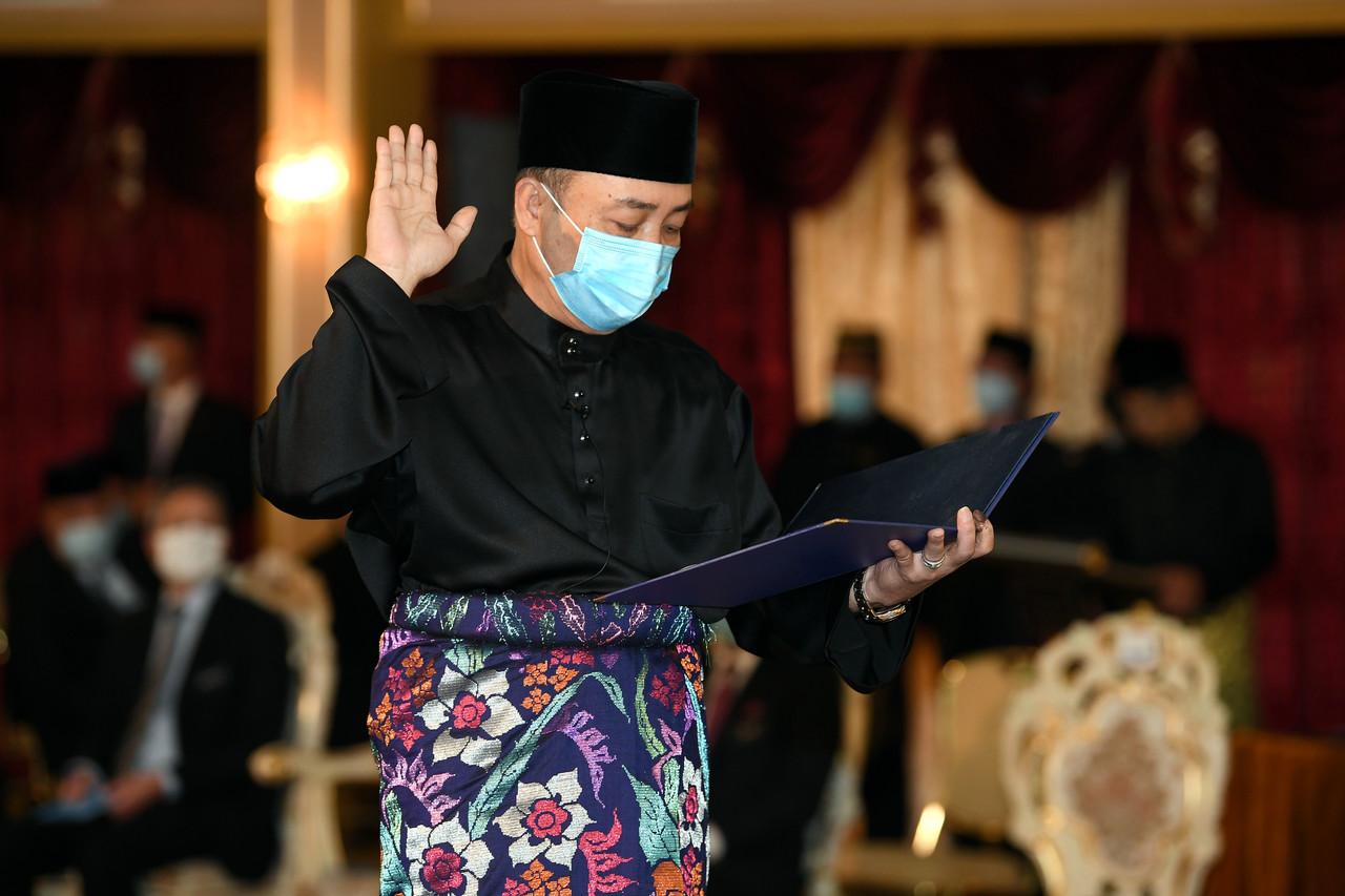 Pengerusi Perikatan Nasional Sabah Hajiji Noor mengangkat sumpah sebagai Ketua Menteri Sabah Ke-16 di hadapan Yang Dipertua Negeri Sabah Tun Juhar Mahiruddin di Istana Negeri, hari ini. Gambar: Bernama
