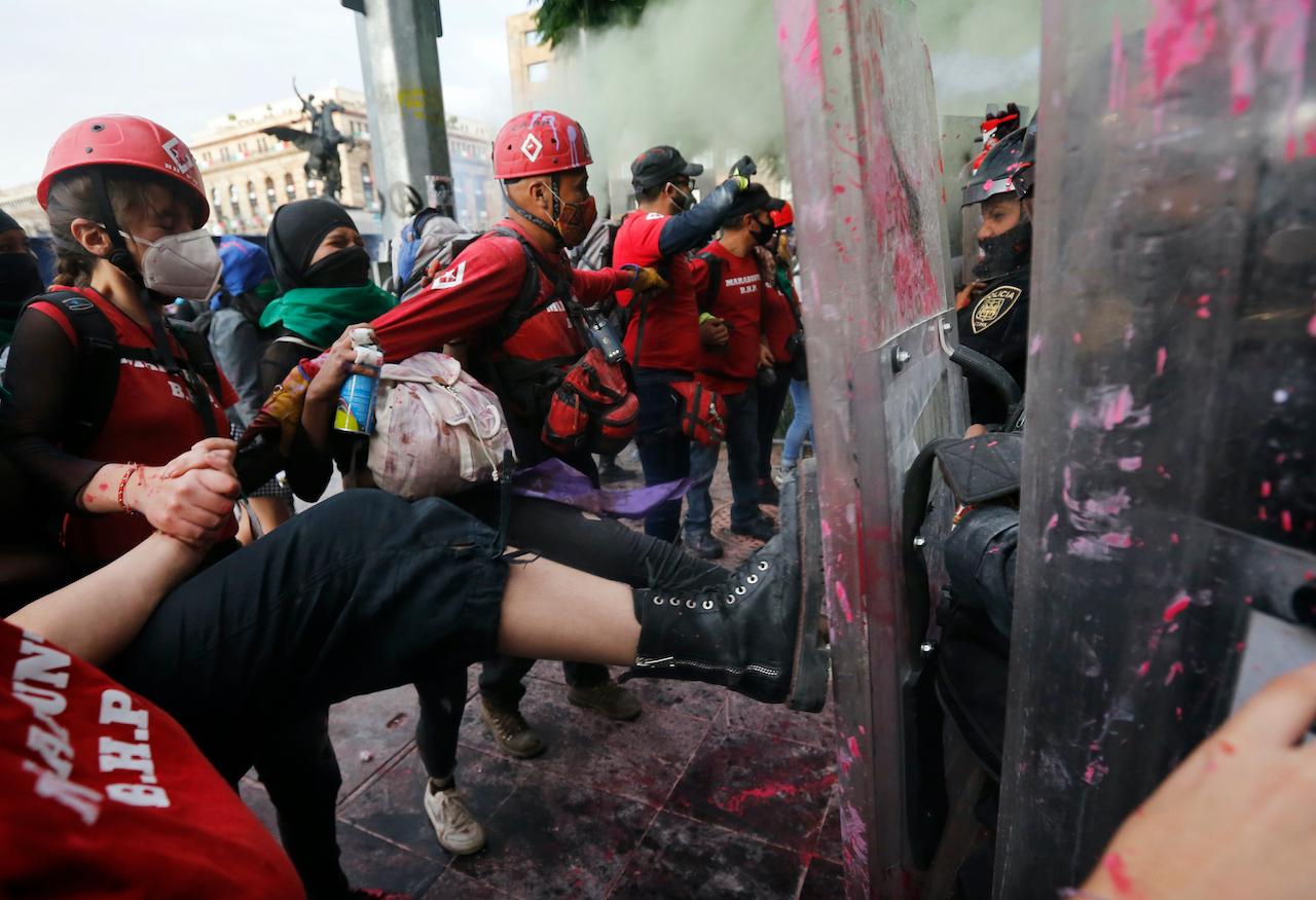 Abortion-rights demonstrators clash with the police in Mexico City, Monday, Sept 28. Photo: AP
