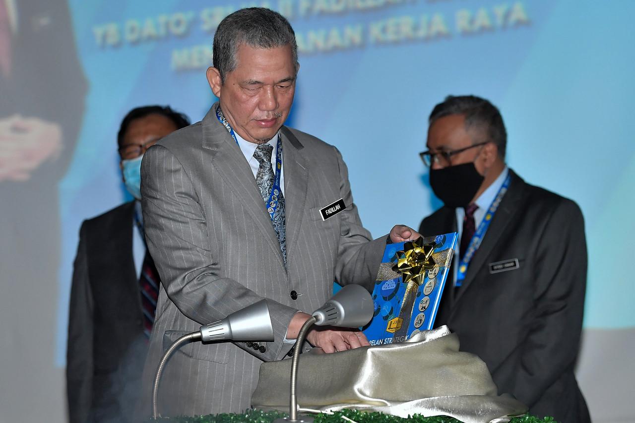 Menteri Kanan Kerja Raya Fadillah Yusof ketika gimik Majlis Pelancaran Pelan Strategik Jabatan Kerja Raya 2021-2025 pada 29 September, 2020. Gambar: Bernama