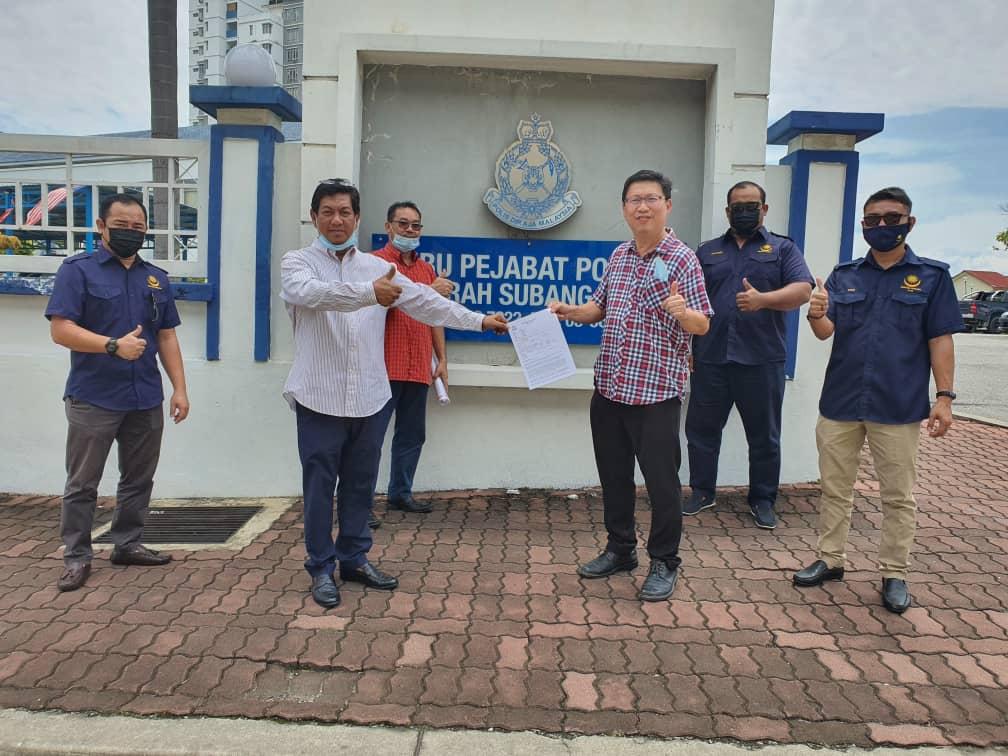 Ismail Kamal (dua dari kiri) selepas membuat laporan polis di Ibu Pejabat Polis Daerah Subang hari ini.