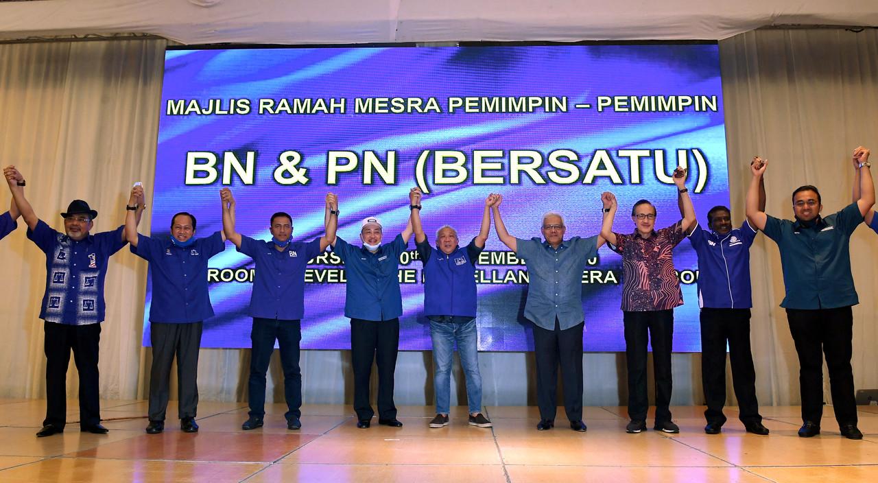 Sabah Bersatu chief Hajiji Noor (fourth left) with Sabah Umno chief Bung Moktar Radin (middle) and other leaders from both parties in a show of solidarity before announcing their candidates for the recent state election. Photo: Bernama