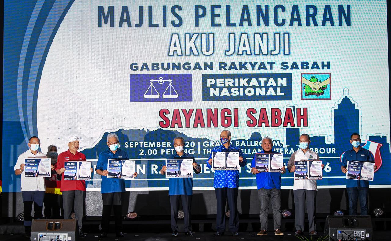 Perdana Menteri Muhyiddin Yassin bersama ketua-ketua PN menunjukkan risalah simbolik Aku Janji Gabungan Rakyat Sabah (GRS) untuk PRN baru-baru ini. Gambar: Bernama