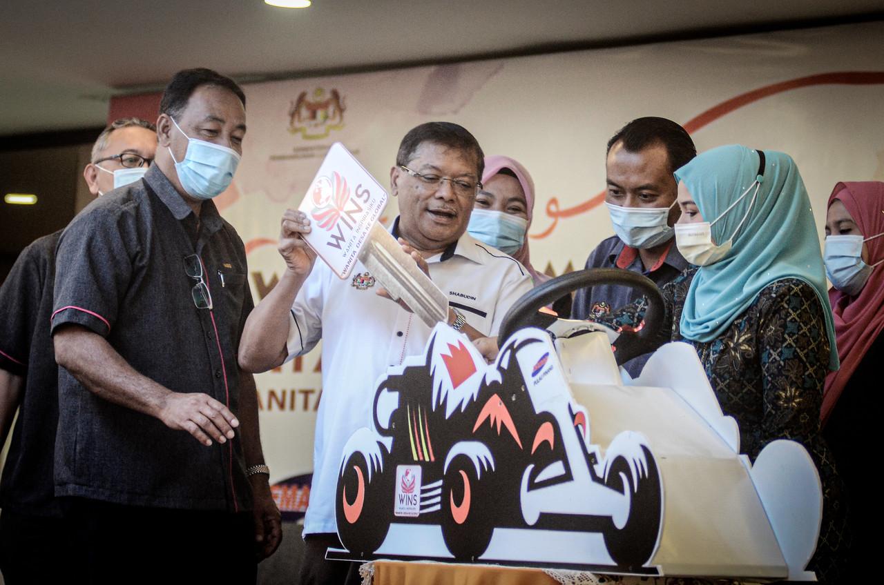 Timbalan Menteri di Jabatan Perdana Menteri (Parlimen dan Undang-undang) Shabudin Yahaya (dua, kiri) melakukan gimik Perasmian Program Wacana Ilmu Wanita Inspirasiku hari ini. Turut sama Ketua Pengarah Kemas Mohamad Yasid Bidin (kiri). Gambar: Bernama