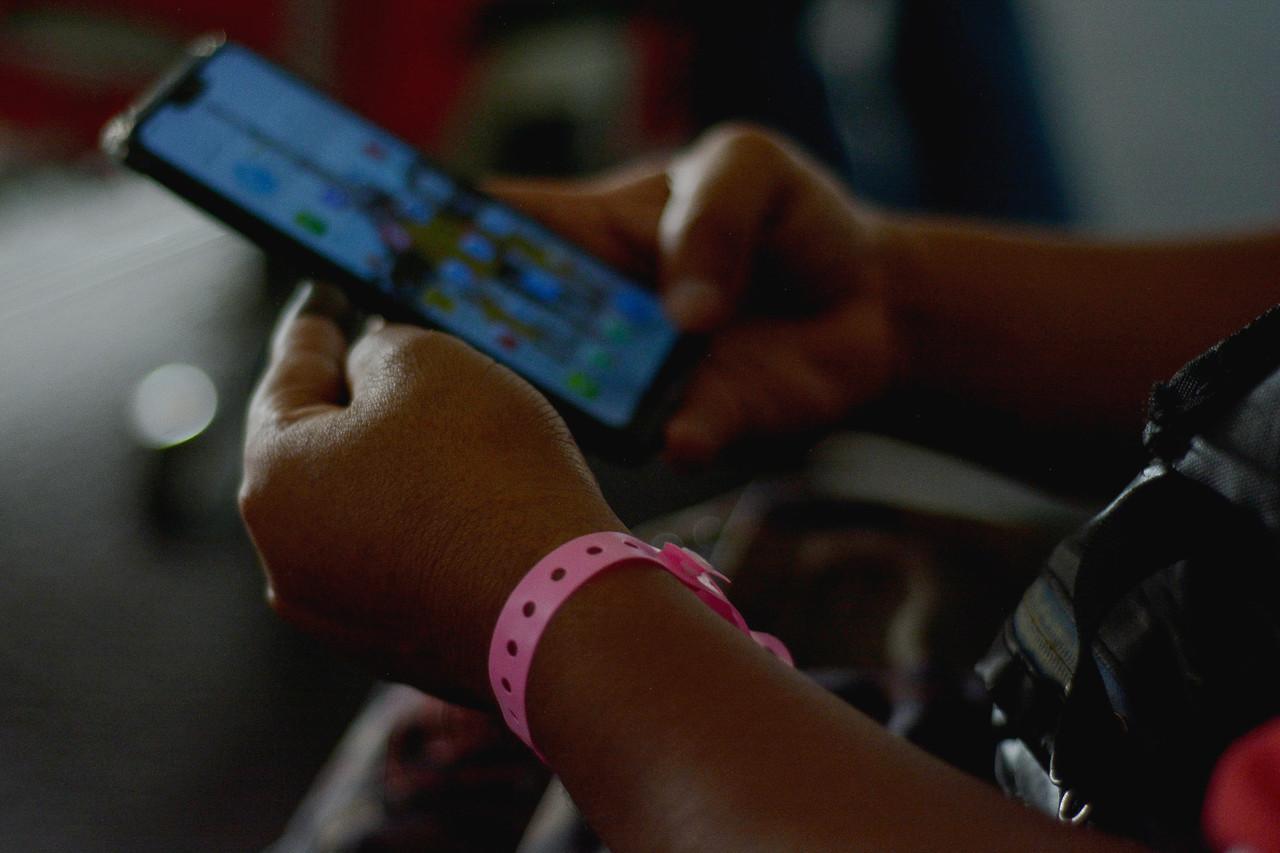 The pink wristband indicates that the person in question is under mandatory quarantine for Covid-19. Photo: Bernama