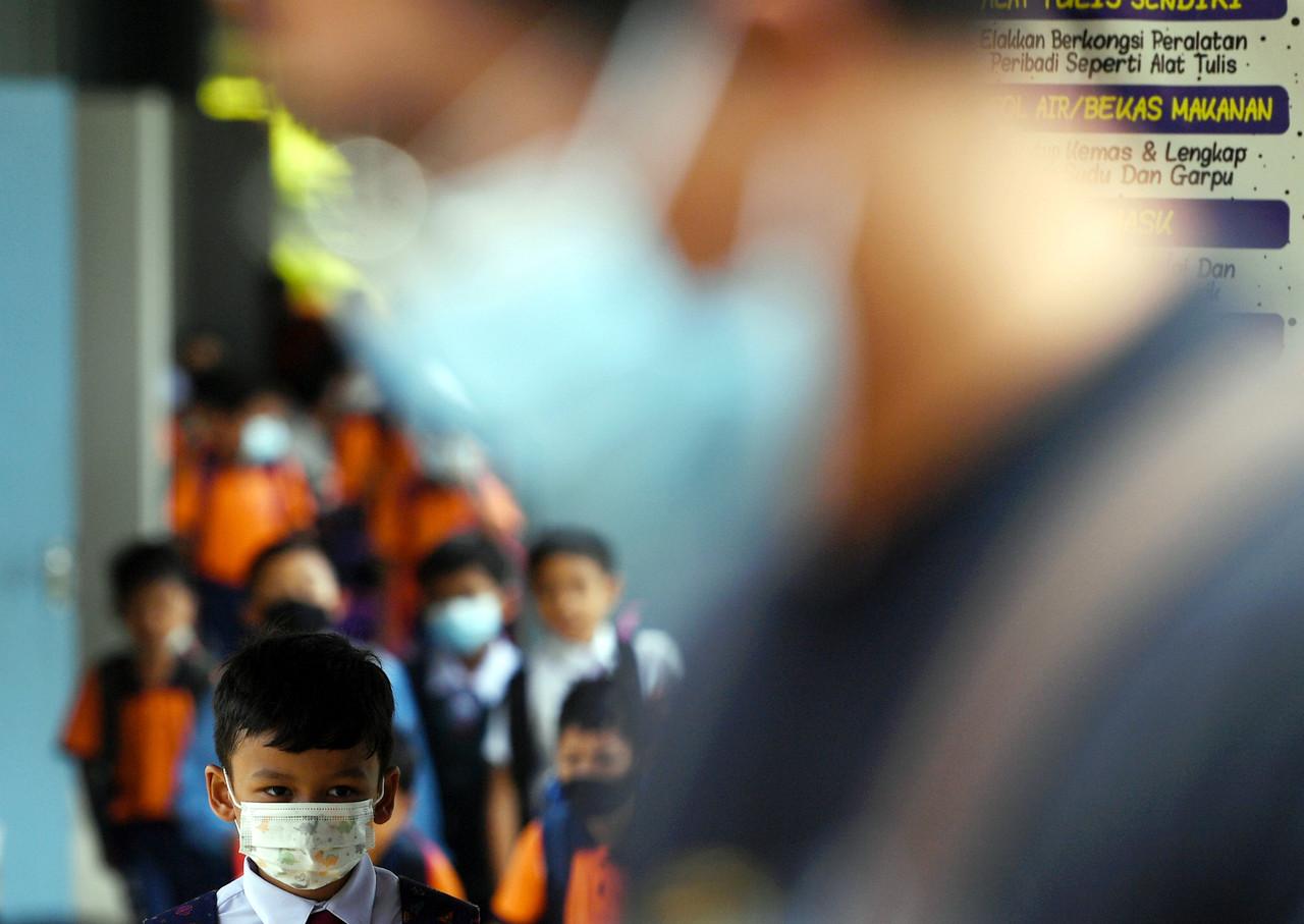 Schoolchildren comply with the SOP for face masks as Covid-19 cases continue to rise across the country. Photo: Bernama