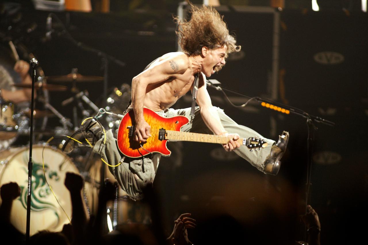 Eddie Van Halen performs at a concert in East Rutherford, New Jersey, on June 22, 2004. Photo: AP