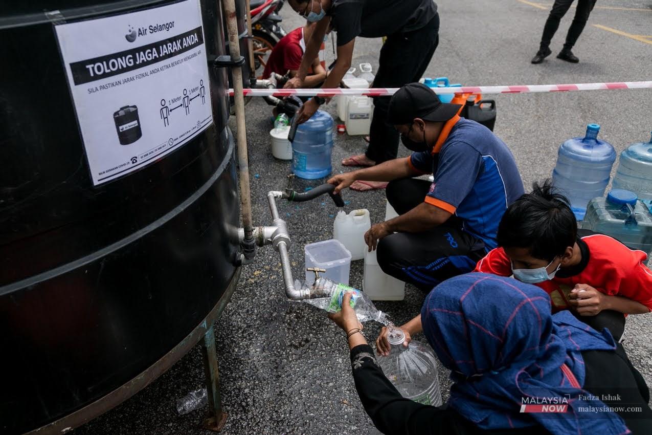 Beberapa penduduk di kawasan Bangi menggunakan tangki air yang disediakan pihak Air Selangor selepas kawasan itu terputus bekalan air.