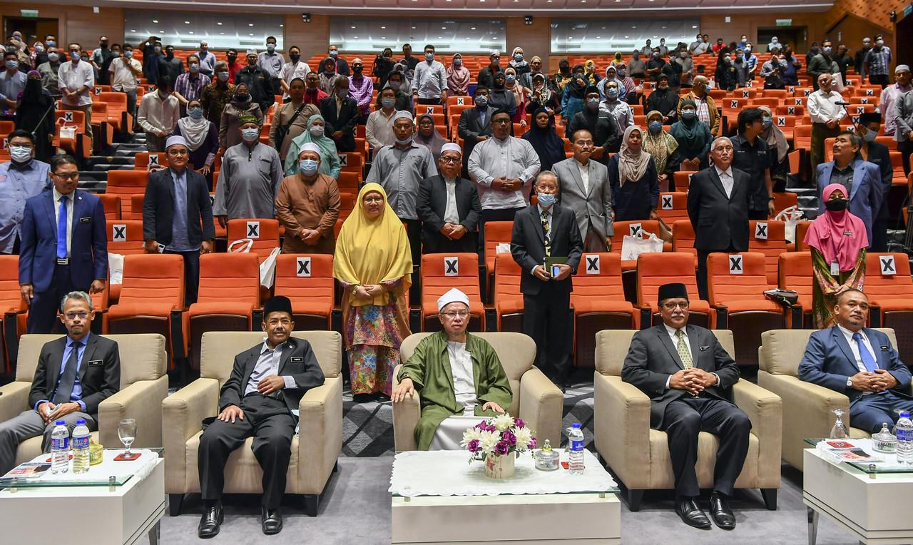 Ketua Pengarah Jabatan Kemajuan Islam Malaysia (Jakim) Paimuzi Yahya (duduk dua, kiri). Gambar: Bernama.