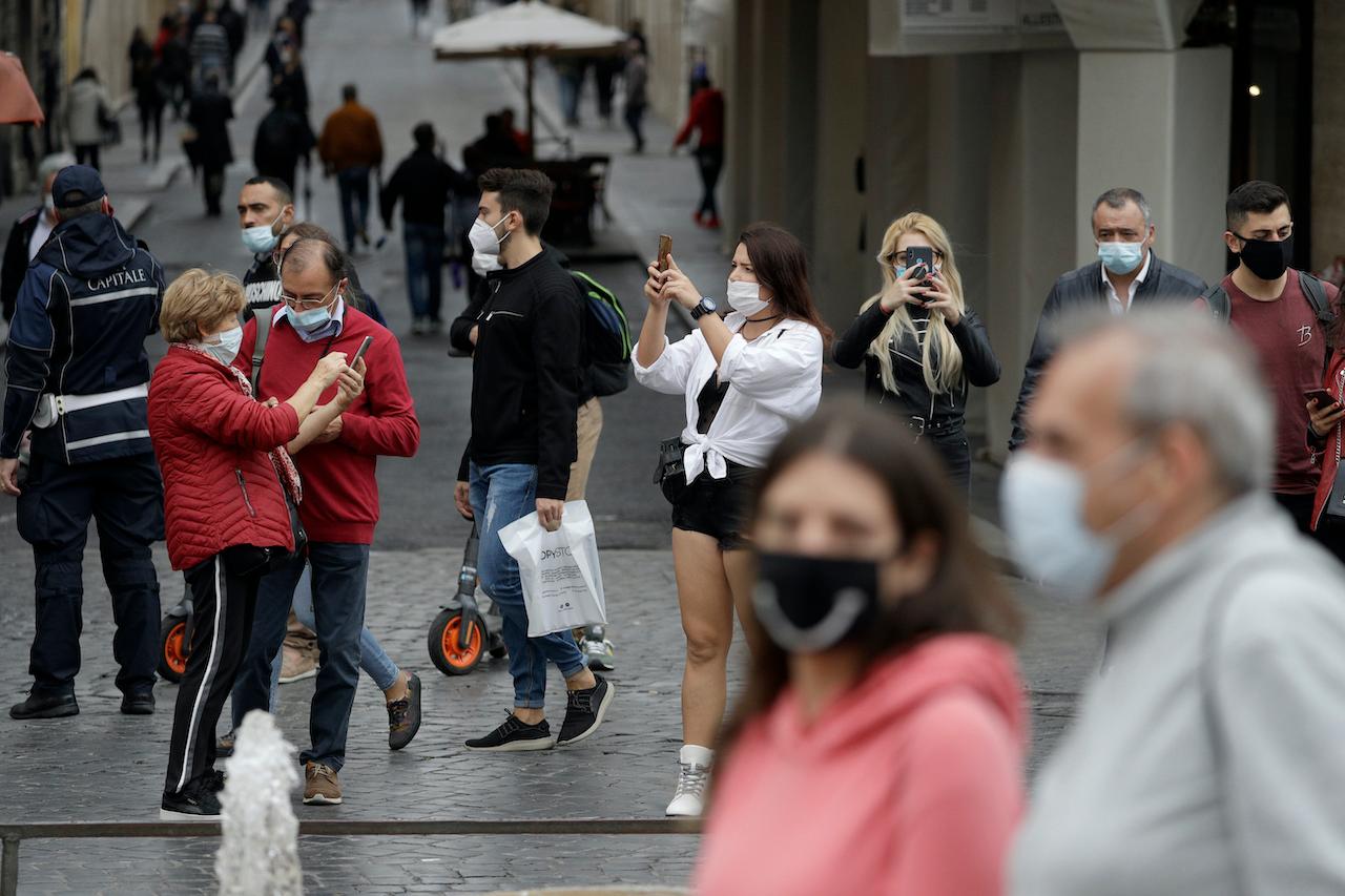 People wear face masks to stop the spread of Covid-19 in Rome, Oct 6. Photo: AP