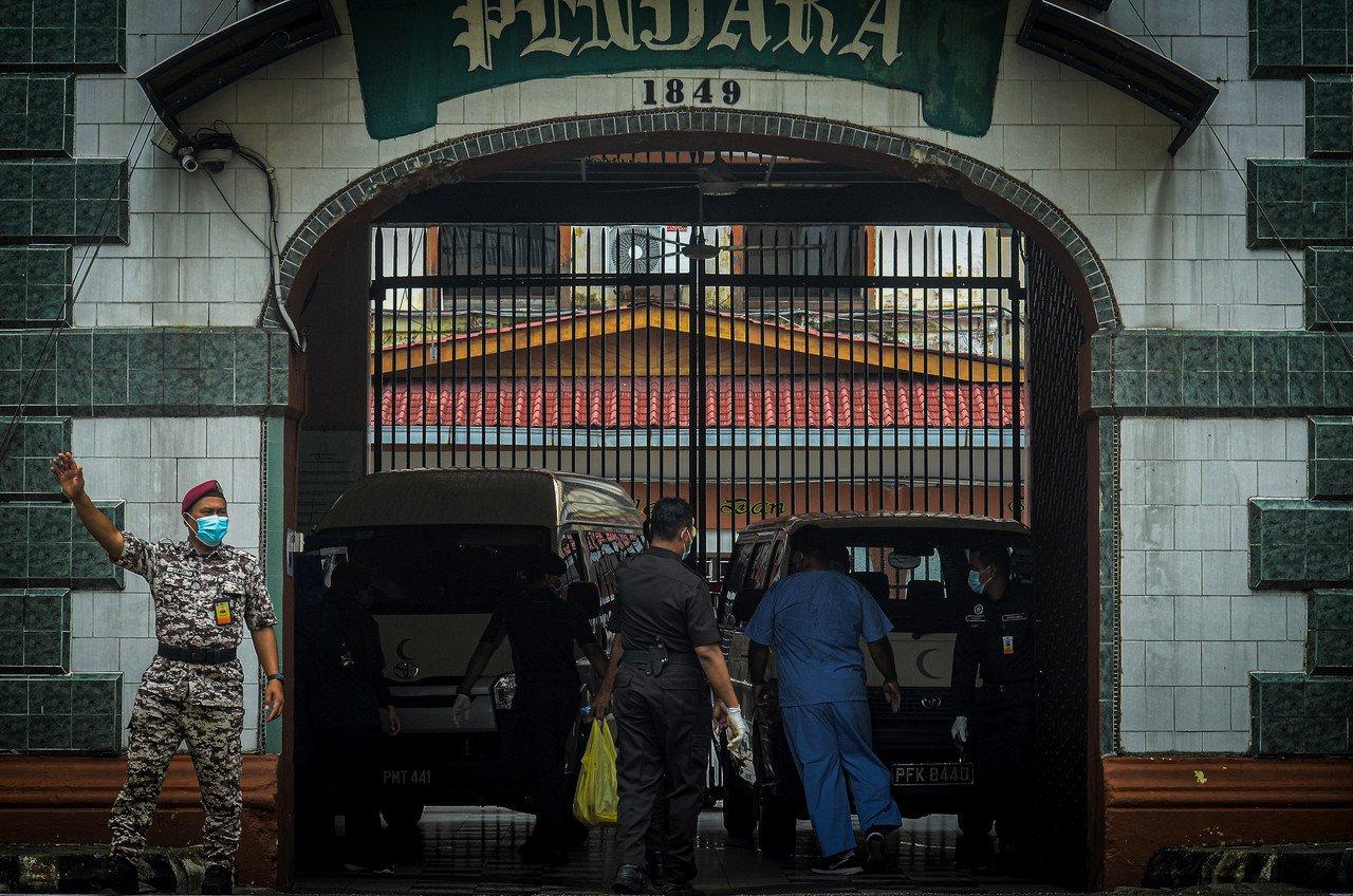 Kenderaan yang membawa petugas Kementerian Kesihatan Malaysia (KKM) memasuki Penjara Reman Pulau Pinang. Gambar: Bernama