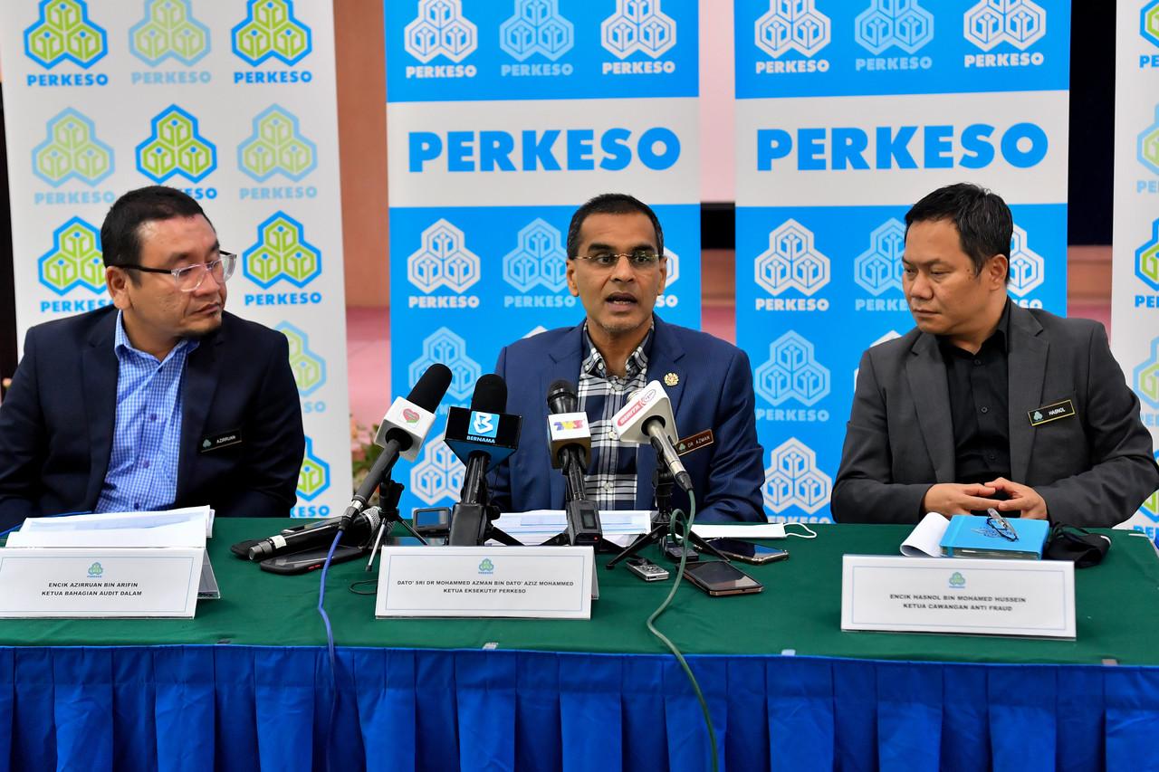 Ketua Eksekutif Perkeso Mohammed Azman Aziz Mohammed (tengah) ketika sidang media mengenai kes penyelewengan dana Program Subsidi Upah di Bangunan Perkeso hari ini. Gambar: Bernama