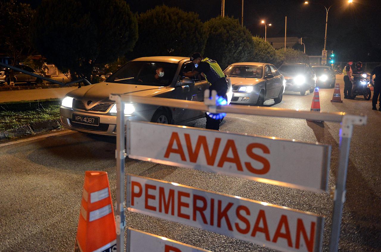 Sekatan jalan raya di Taman Sri Andalas, Klang selepas perintah kawalaan pergerakan bersyarat dilaksanakan di mukim Klang. Gambar: Bernama