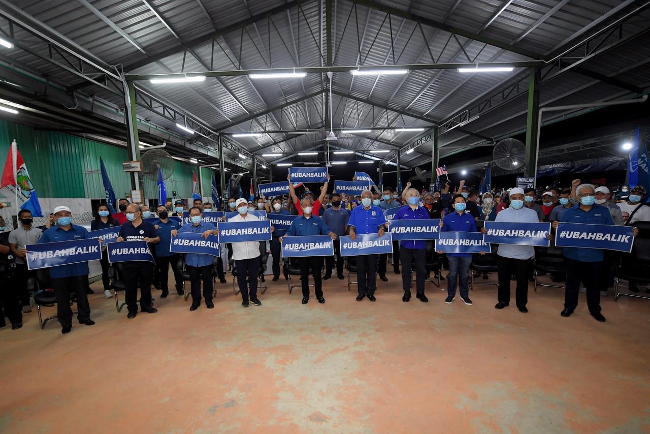 Prime Minister Muhyiddin Yassin with Gabungan Rakyat Sabah leaders holding up banners reading '#ubah balik' at a ceramah in Kota Kinabalu ahead of the Sabah state election on Sept 26. Photo: Bernama