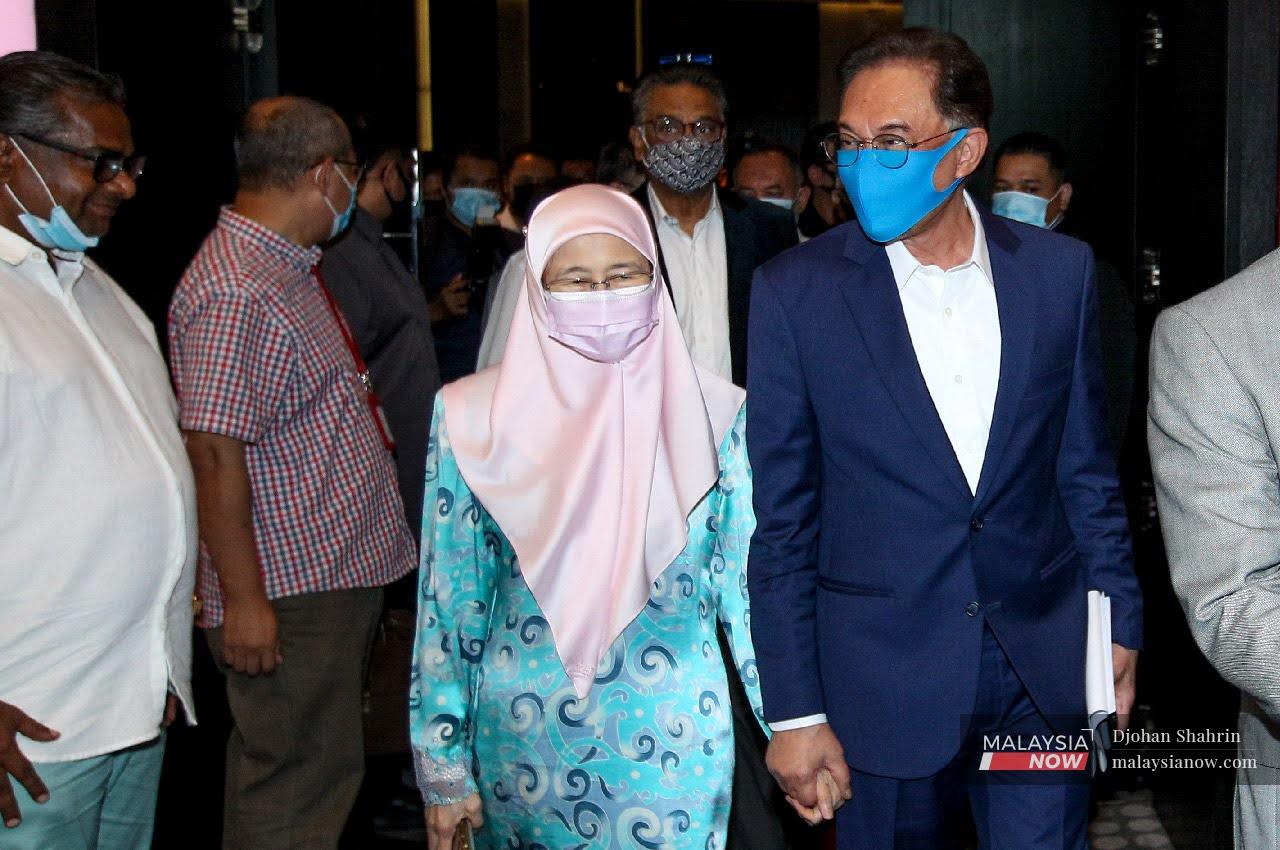 Anwar Ibrahim berjalan berpimpin tangan bersama isterinya, Dr Wan Azizah Wan Ismail.