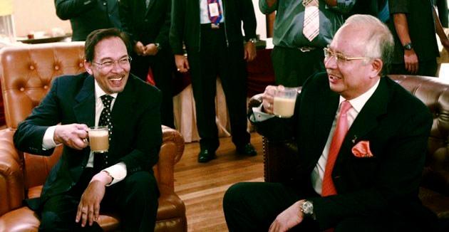 Gambar Anwar dengan Najib yang menjadi perhatian umum sebelum ini.