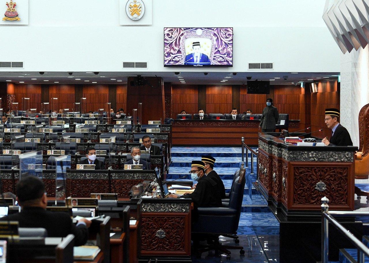 Speaker Dewan Rakyat Azhar Azizan Harun menggendalikan sidang Dewan Rakyat baru-baru ini. Gambar: Bernama.