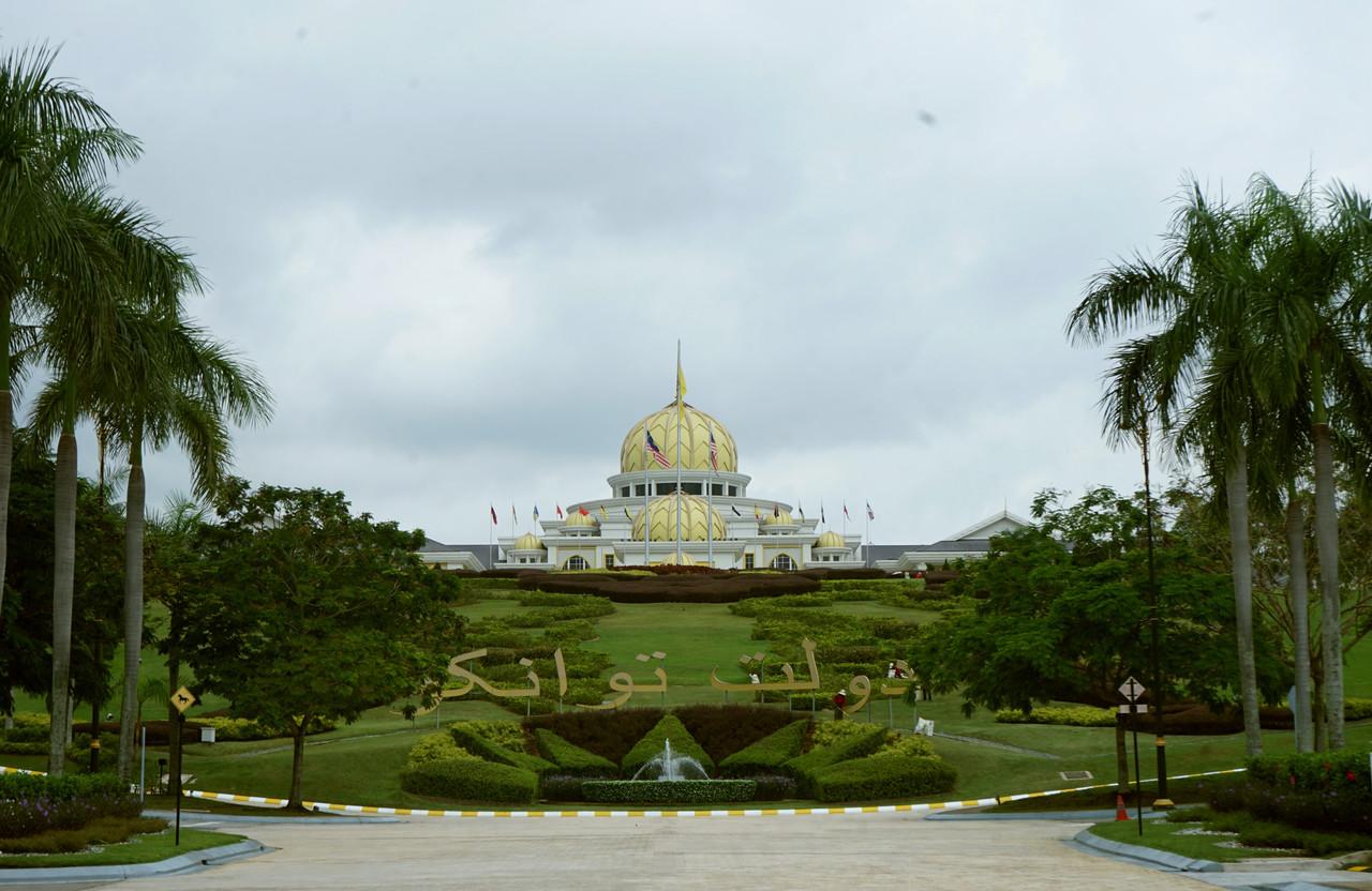 Istana Negara says the king advised Anwar Ibrahim to abide by the legal process in line with the constitution. Photo: Bernama