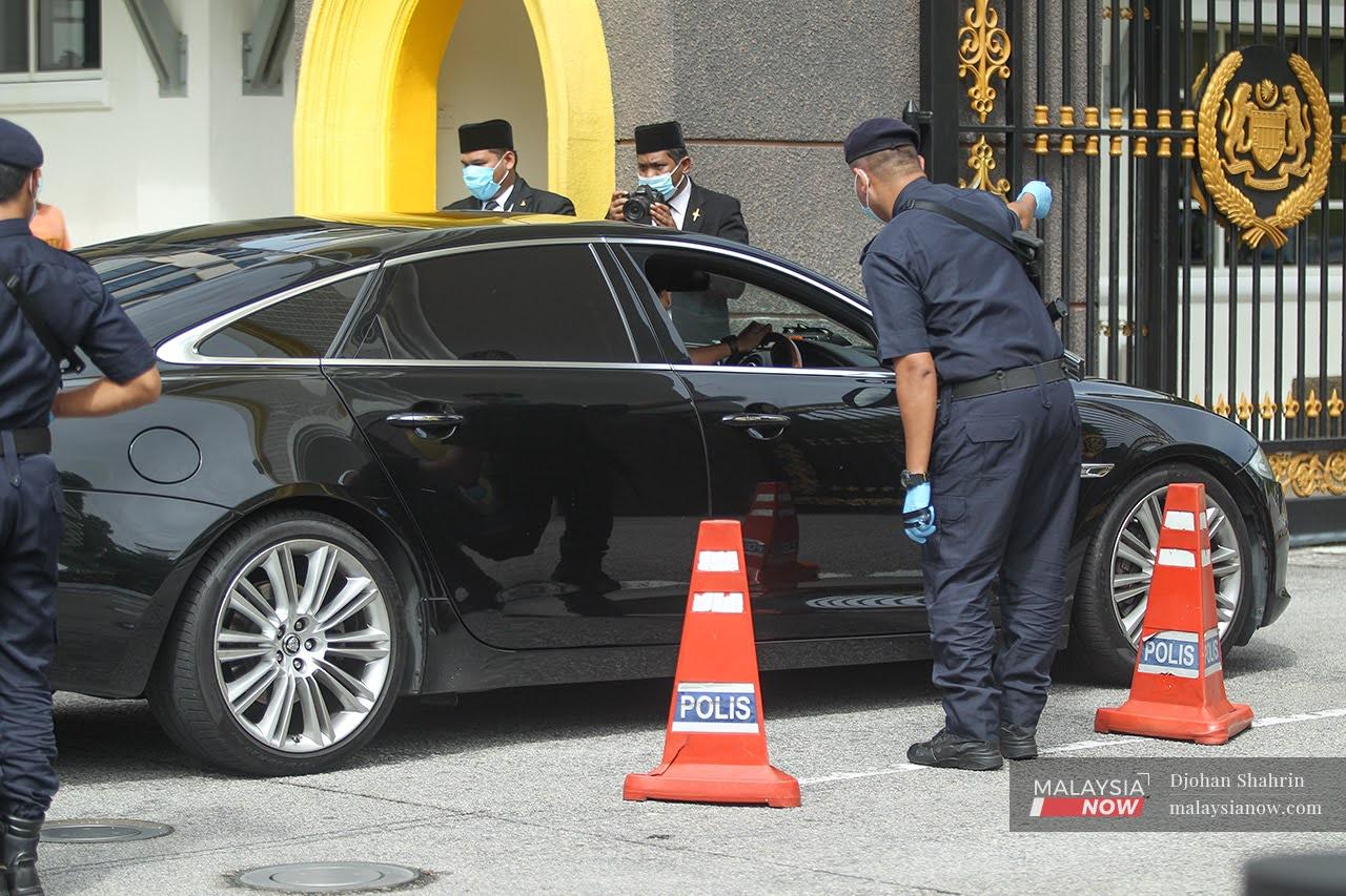 Kenderaan Presiden PKR, Anwar Ibrahim yang tiba di pintu masuk Istana sekitar jam 10.30 pagi bagi mengadap YDP Agong untuk mempersembahkan sokongan kepada beliau di Istana Negara.