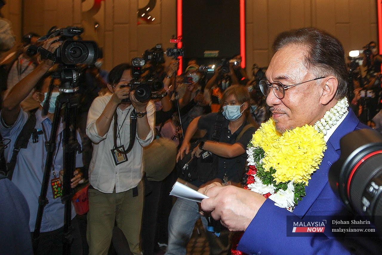 Presiden PKR, Anwar Ibrahim tersenyum selepas tamat sidang akhbar selepas mengadap YDP Agong di Hotel Le Meridience, Kuala Lumpur.