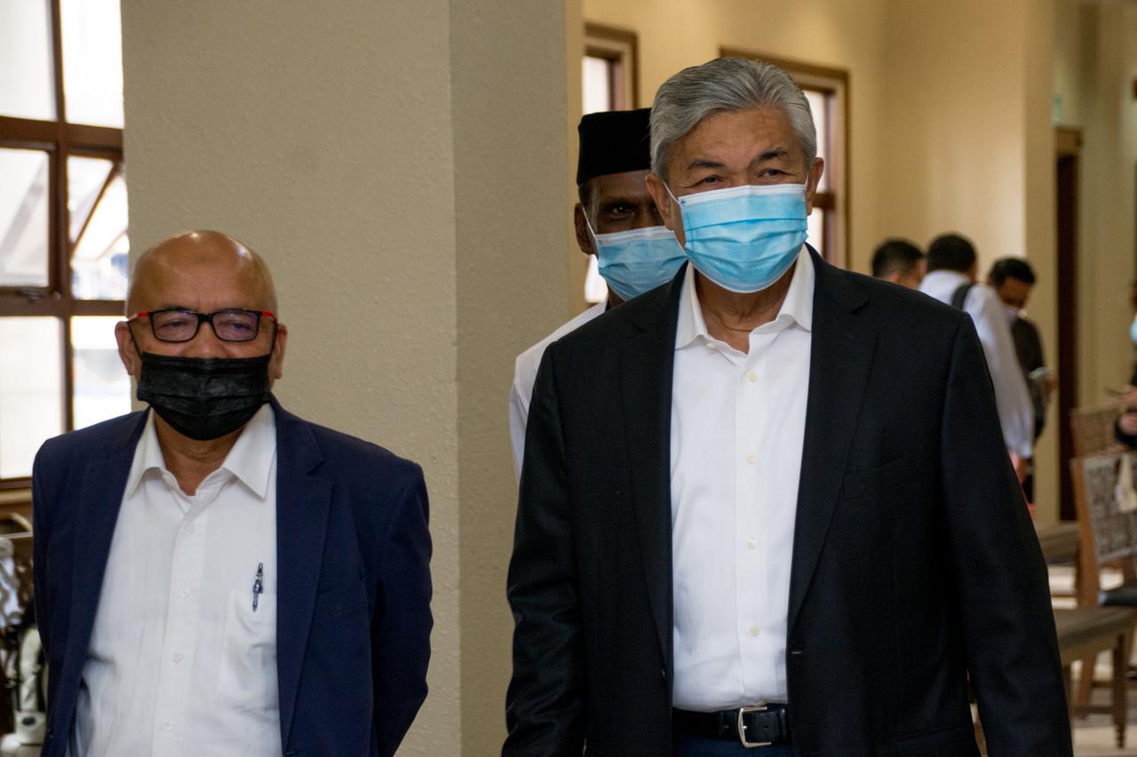 Ahmad Zahid Hamidi (kanan) menghadapi pertuduhan kes rasuah, pecah amanah dan pengubahan wang haram di Mahkamah Tinggi. Gambar: Bernama