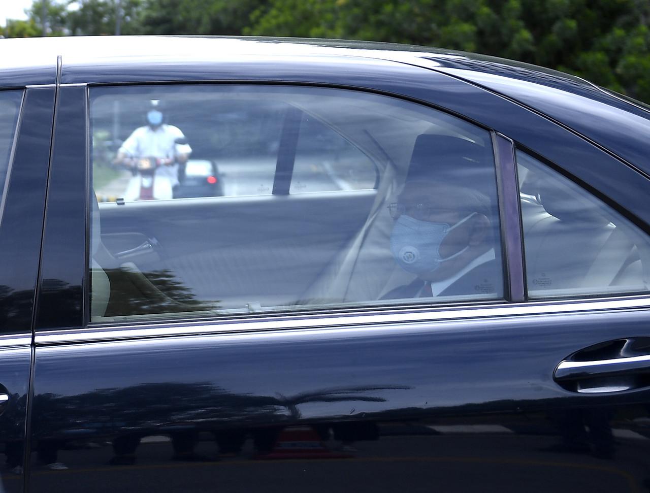 Kenderaan membawa Ahli Parlimen Gua Musang Tengku Razaleigh Hamzah dilihat meninggalkan Istana Negara pada 13 Oktober, 2020. Gambar: Bernama
