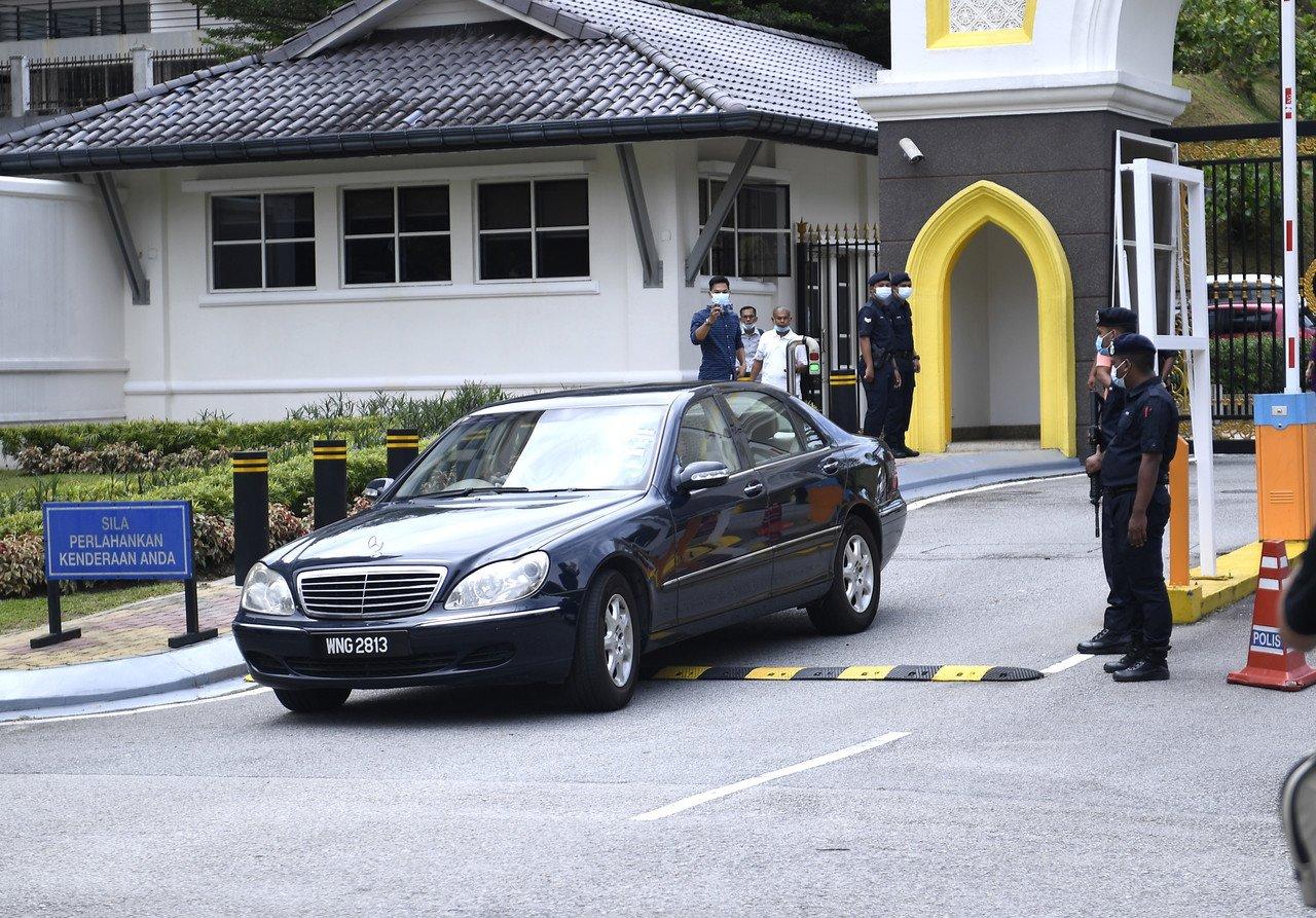 Kenderaan yang membawa Ahli Parlimen Gua Musang Tengku Razaleigh Hamzah dilihat meninggalkan Istana Negara petang semalam. Gambar: Bernama