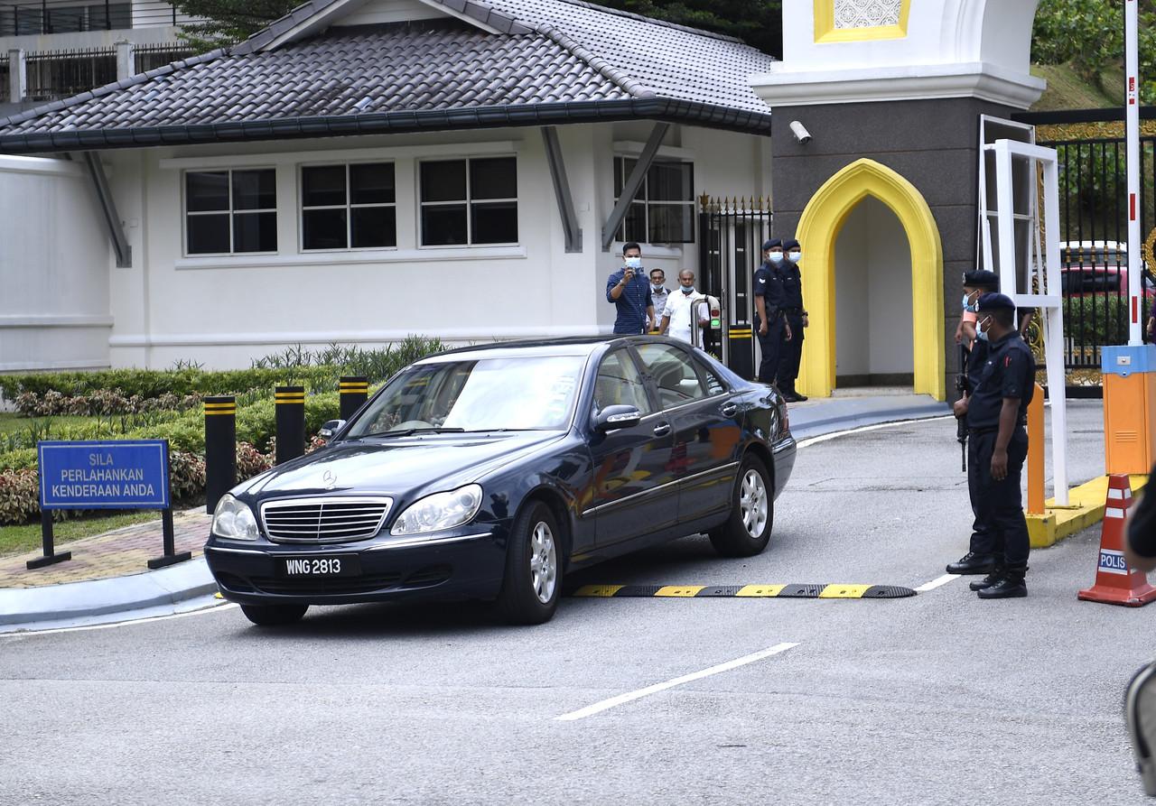 Kenderaan yang  membawa Ahli Parlimen Gua Musang Tengku Razaleigh Hamzah dilihat meninggalkan Istana Negara petang semalam. Gambar: Bernama