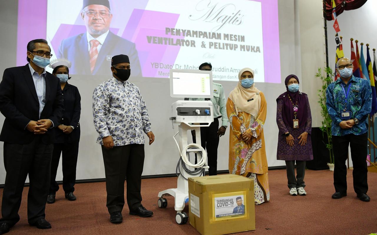Menteri Perusahaan Perladangan dan Komuniti Khairuddin Aman Razali (dua, kiri) bergambar bersama tetamu selepas menyerahkan mesin Ventilator dan pelitup muka kepada Hospital Tuanku Jaafar (HTJ) hari ini. Gambar: Bernama