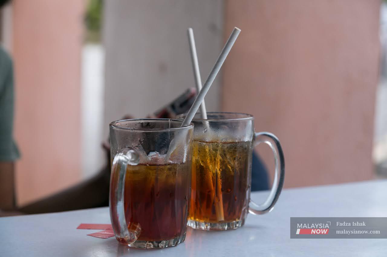 Many eateries have turned to paper straws to replace plastic ones, but these come with their own set of problems.