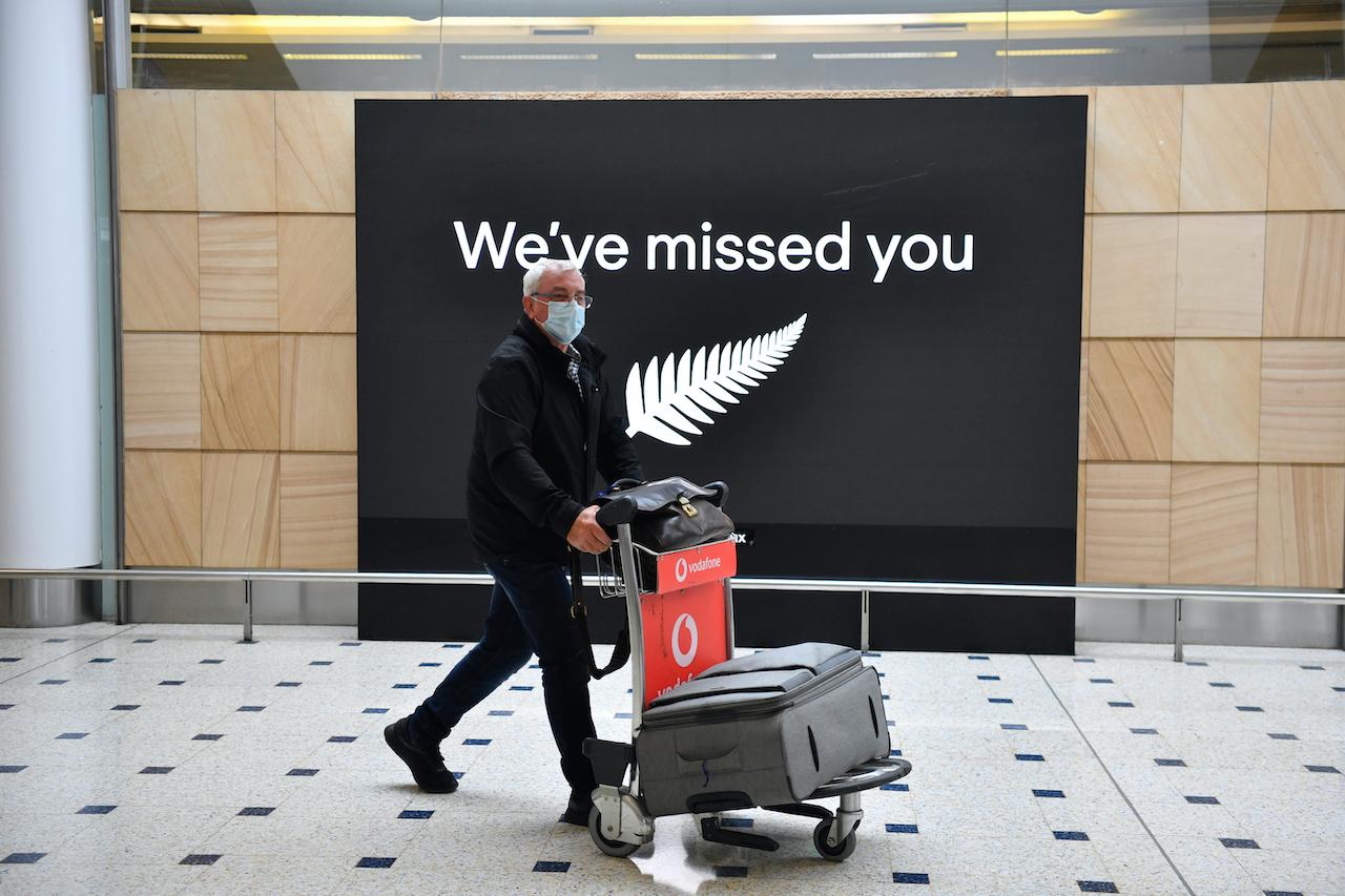A passenger from New Zealand arrives at the International Airport in Sydney, Oct 16. Photo: AP
