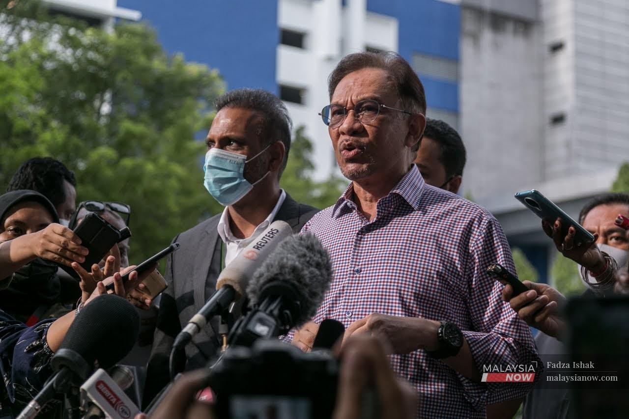 Presiden PKR Anwar Ibrahim ketika mengadakan sidang media selepas hadir memberi keterangan di Bukit Aman.