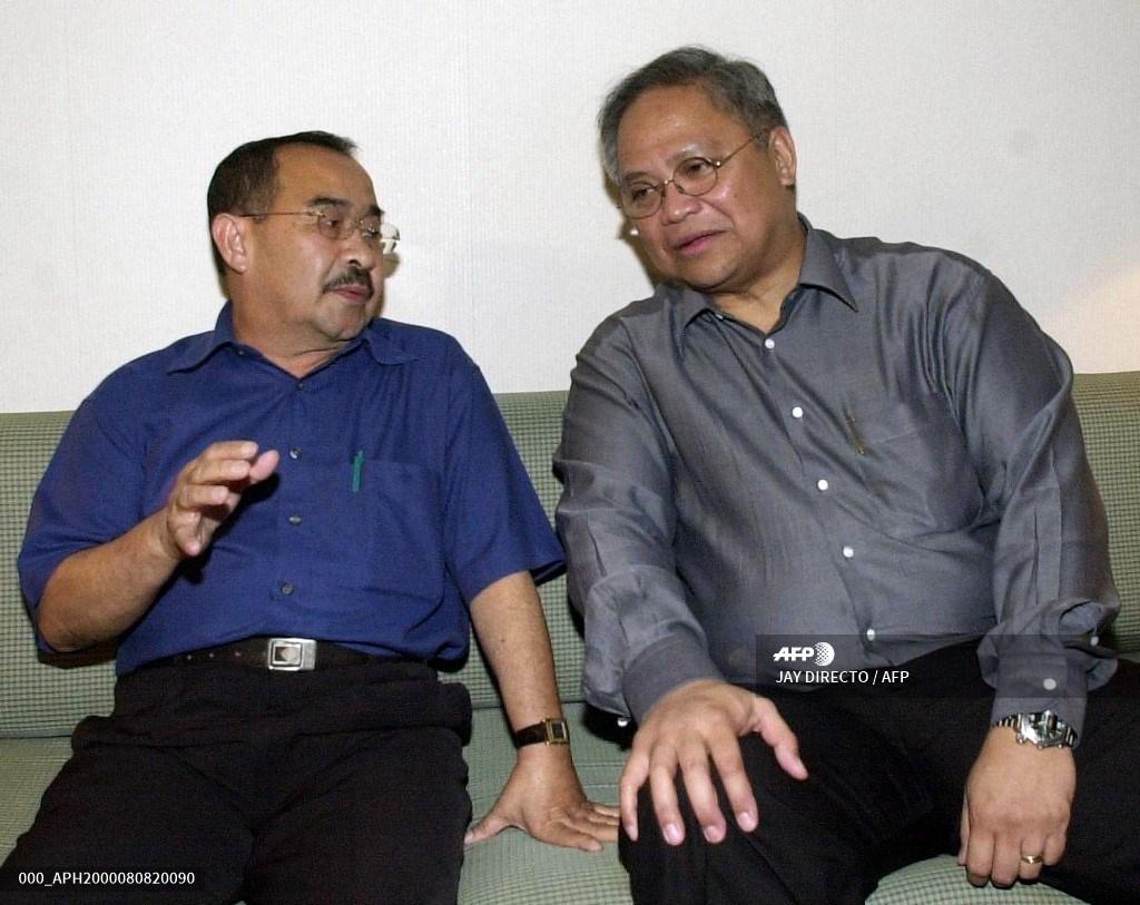 Aziz Shamsuddin (kiri) semasa bertemu ketua perunding Filipina, Robert Aventahado di Zamboanga untuk berbincang bagi membebaskan tebusan rakyat Malaysia yang di culik di Pulau Sipadan Sabah pada tahun 2000. Gambar: AFP.