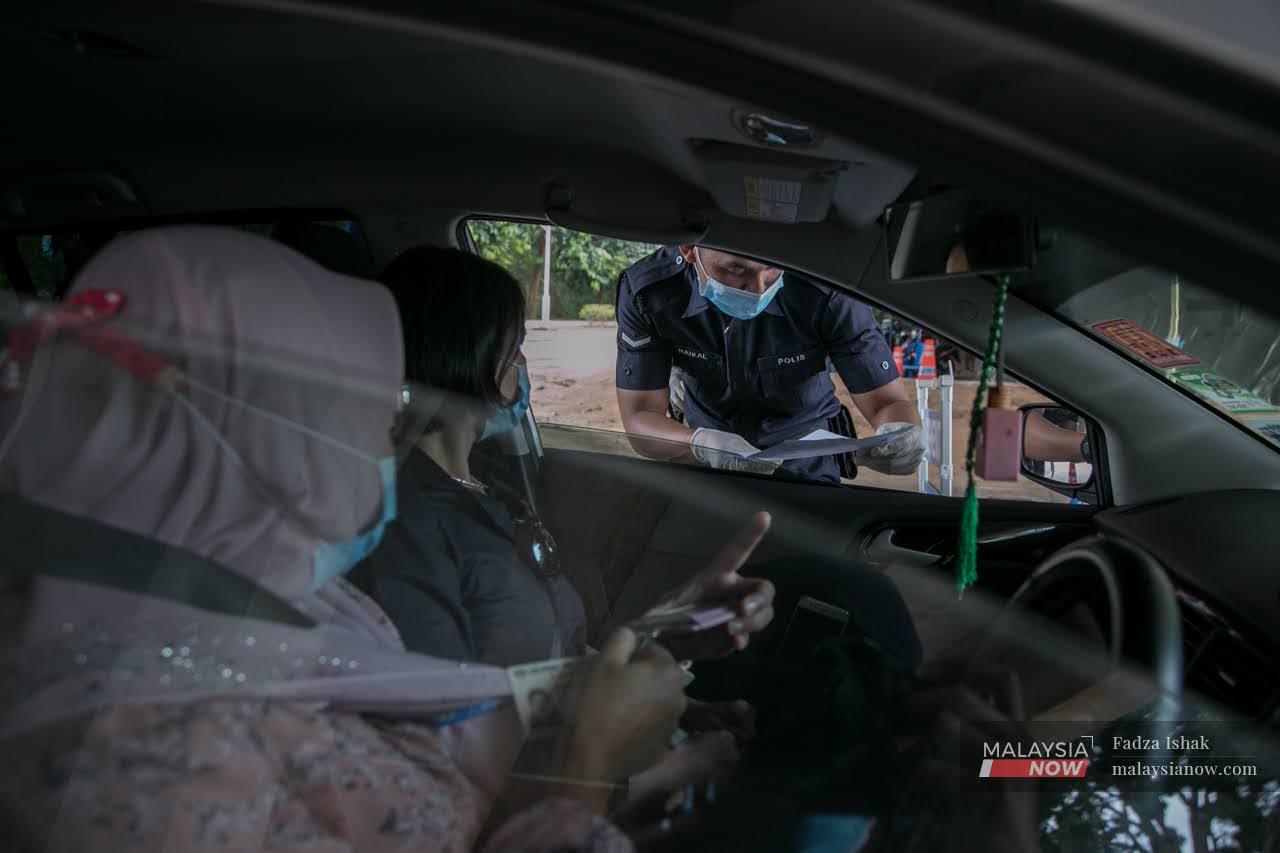 Polis mengadakan sekatan jalan raya di Putrajaya sempena Perintah Kawalan Pergerakan Bersyarat (PKPB).