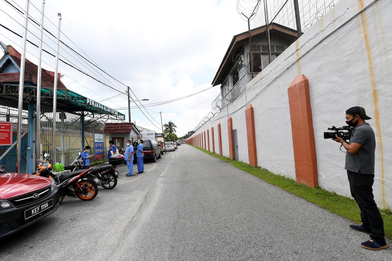 Kerajaan melanjutkan Perintah Kawalan Pergerakan Diperketatkan Bersasar (PKPDB) di kawasan Penjara Alor Setar, Kedah. Gambar: Bernama