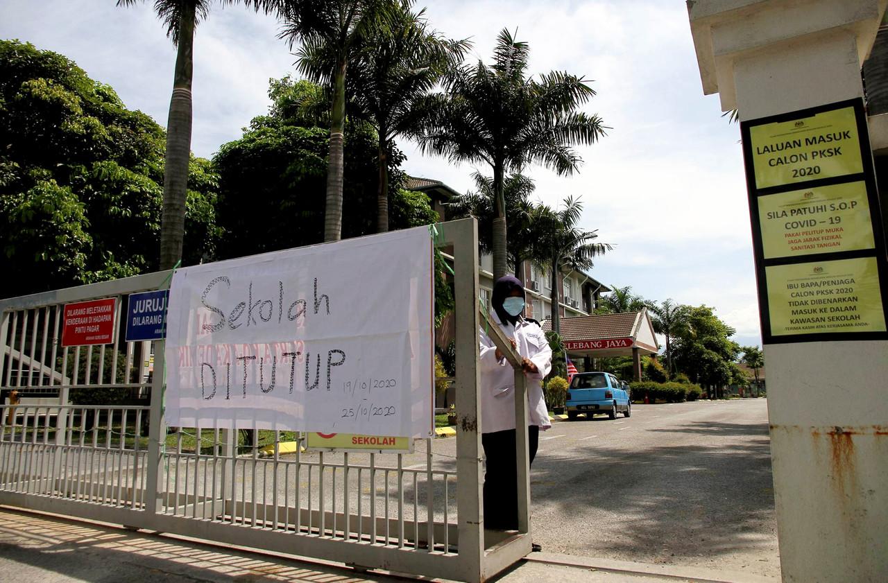 Semua sekolah akan ditutup sehingga tahun depan, kata Radzi Jidin. Gambar: Bernama