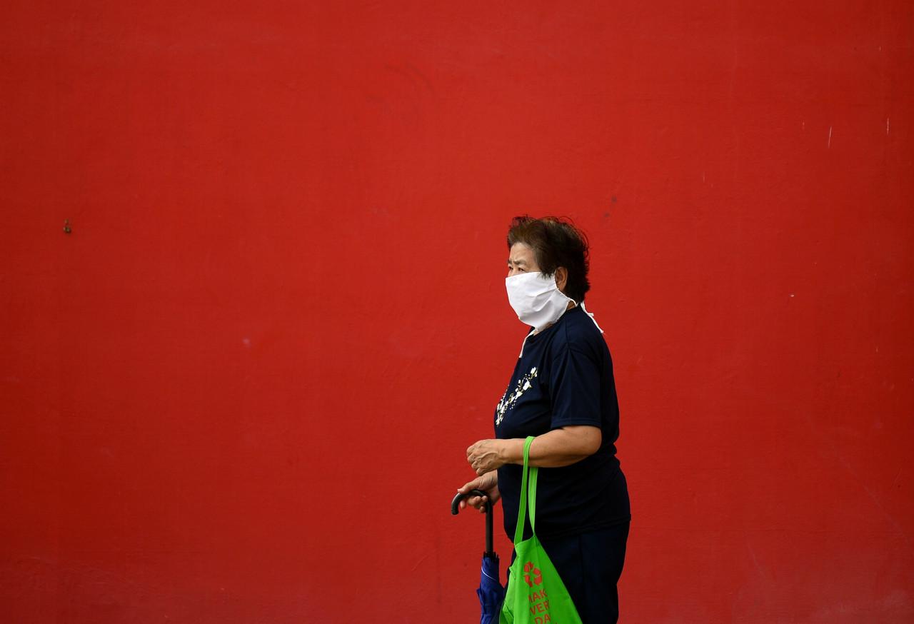 A woman in Kuantan, Pahang complies with the government SOP making the use of face masks mandatory to curb the spread of Covid-19. Photo: Bernama