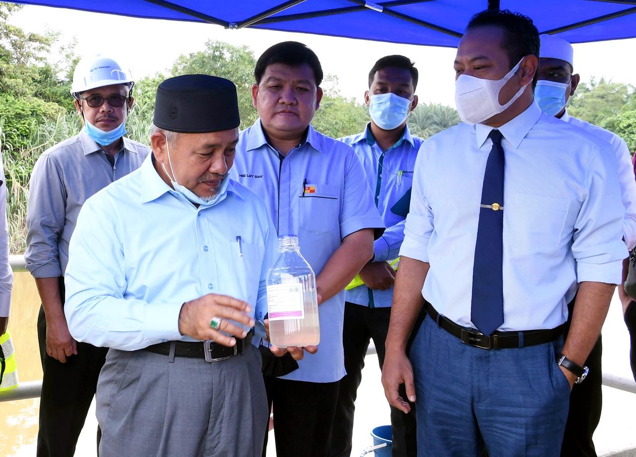 Menteri Alam Sekitar dan Air (Kasa) Tuan Ibrahim Tuan Man (dua, kiri) ketika melawat Loji Rawatan Air Sungai Selangor Fasa 2 berikutan pencemaran sumber air mentah di Sungai Selangor di Bestari Jaya, hari ini. Gambar: Bernama.
