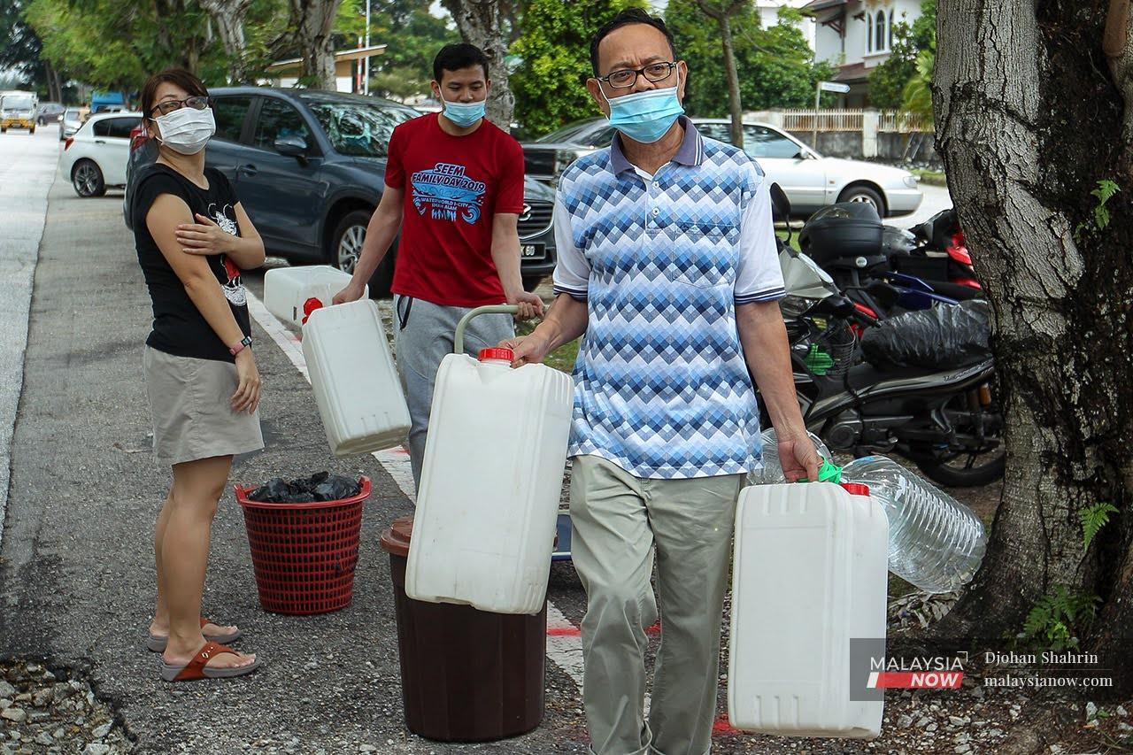 Pencemaran bau di Sungai Selangor dikatakan menjadi punca kepada gangguan bekalan air kepada hampir lima juta penduduk Lembah Klang.
