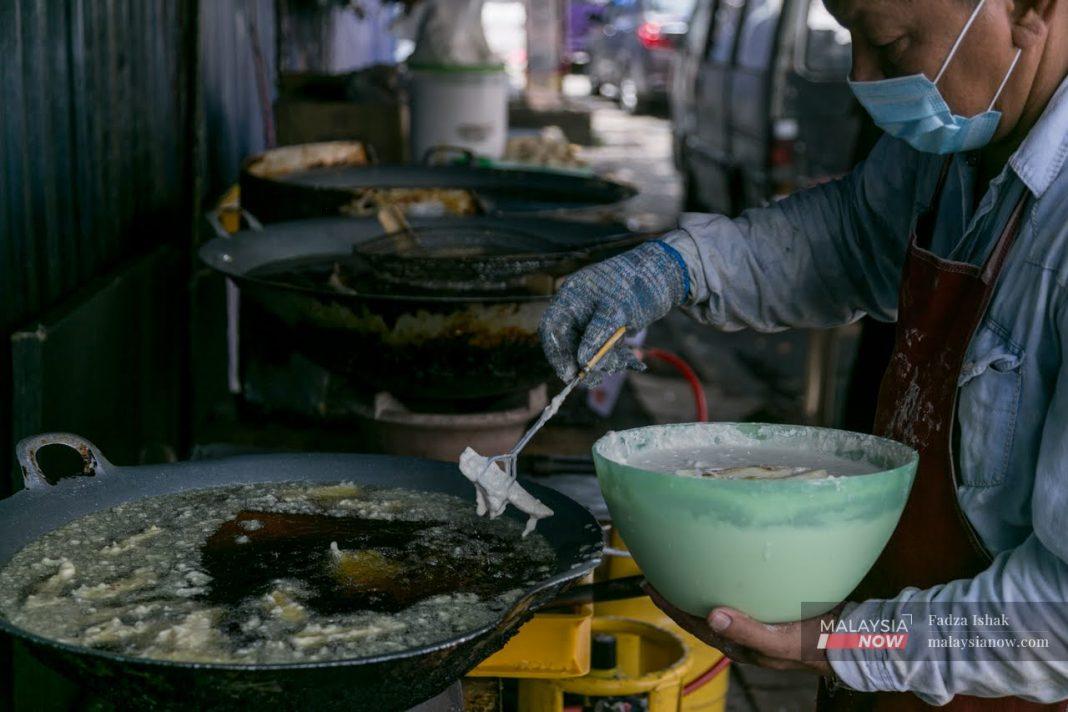 Daripada menjaja di tepi-tepi jalan, mereka kini beralih ke media-media sosial untuk teruskan kelangsungan hidup.